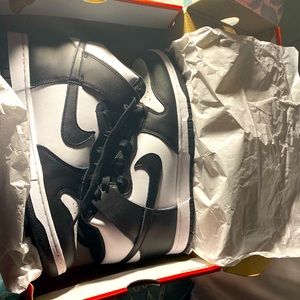 Black and white women dunks, size 11